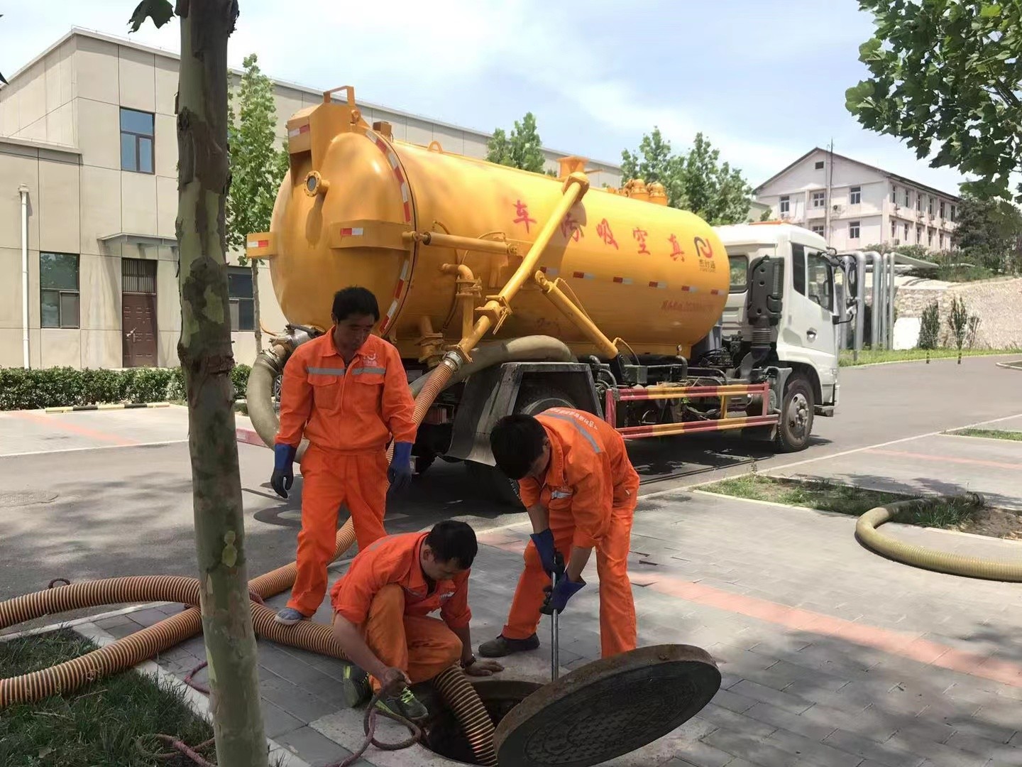 万城镇管道疏通车停在窨井附近