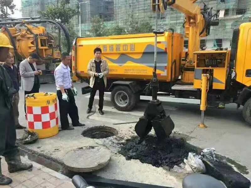万城镇街道：网格员化身“清道夫”，为民解忧疏通“堵心”化粪池
