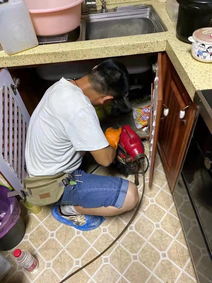 万城镇通下水道